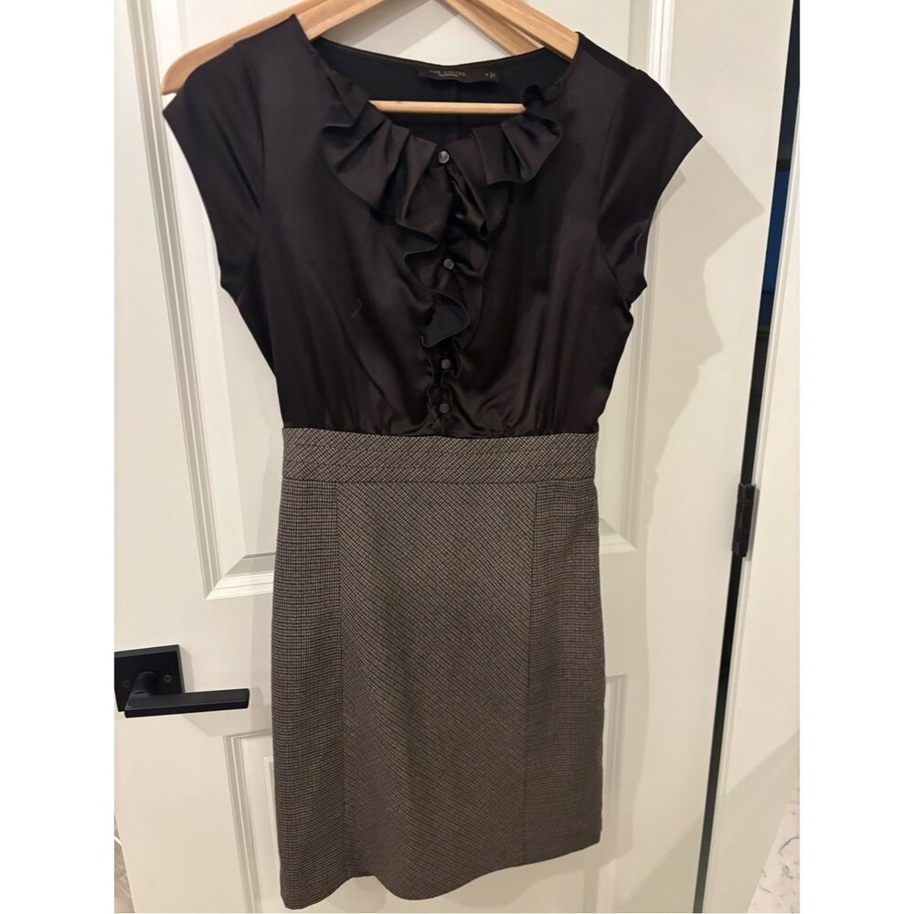 The limited Ruffled Neck Cap Sleeve Sheath Dress - Black & Brown